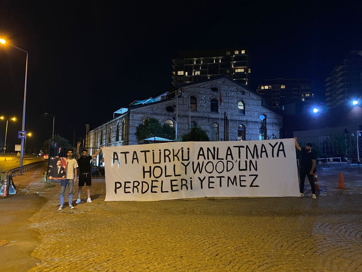MemleketimParti's tweet photo. Partili gençlerimiz Disney Plus Türkiye Temsilciği önünde pankart açtı.

Buradan tekrar çağrıda bulunuyoruz. 29 Ekim'de kendi platformunuz üzerinden, tüm dünyaya açık bir şekilde diziyi yayınlayacağınızı duyurmanızı bekliyoruz. @DisneyPlusTR @Disney https://t.co/1QsKQX84Ol