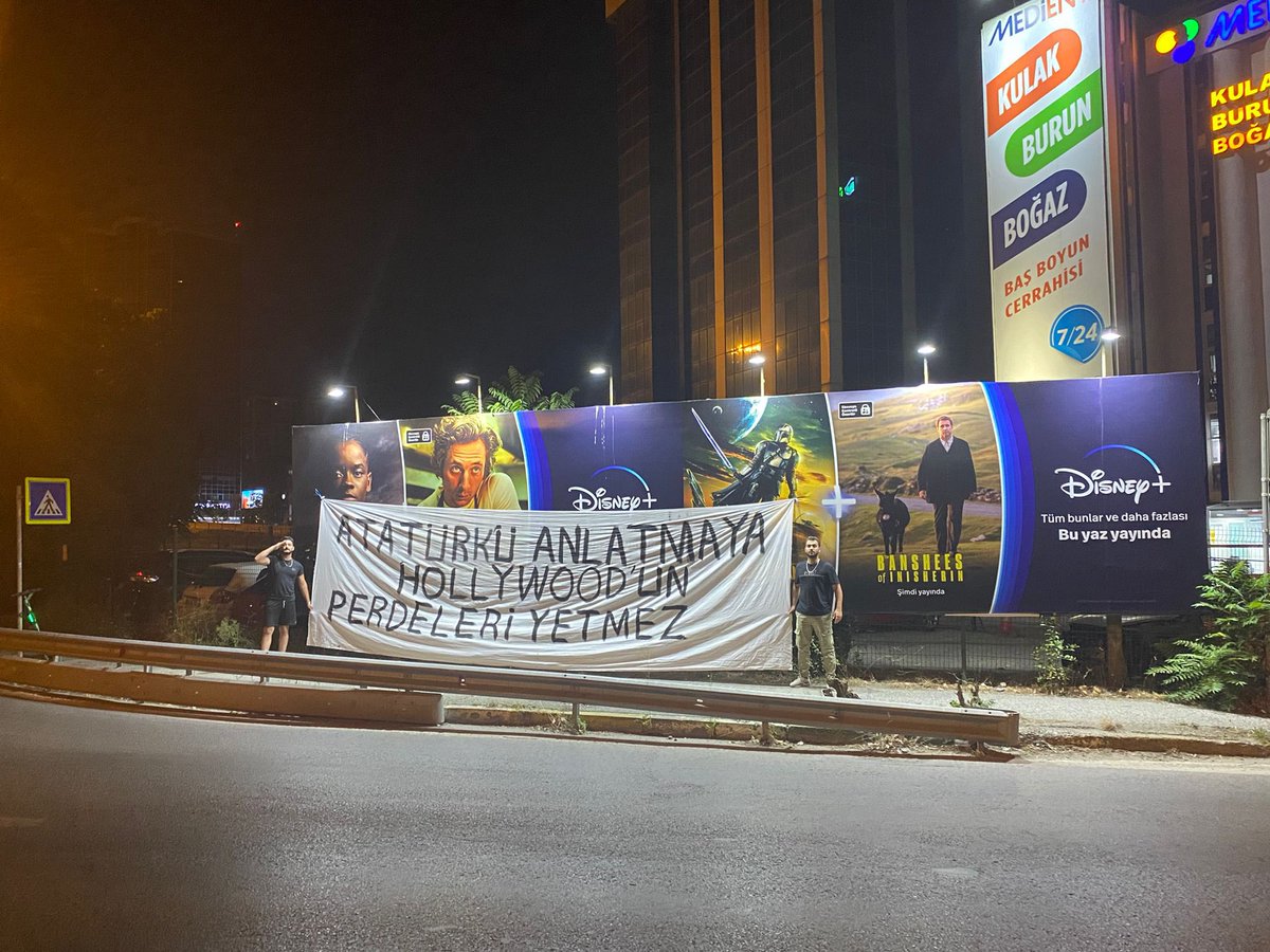 MemleketimParti's tweet photo. Partili gençlerimiz Disney Plus Türkiye Temsilciği önünde pankart açtı.

Buradan tekrar çağrıda bulunuyoruz. 29 Ekim'de kendi platformunuz üzerinden, tüm dünyaya açık bir şekilde diziyi yayınlayacağınızı duyurmanızı bekliyoruz. @DisneyPlusTR @Disney https://t.co/1QsKQX84Ol
