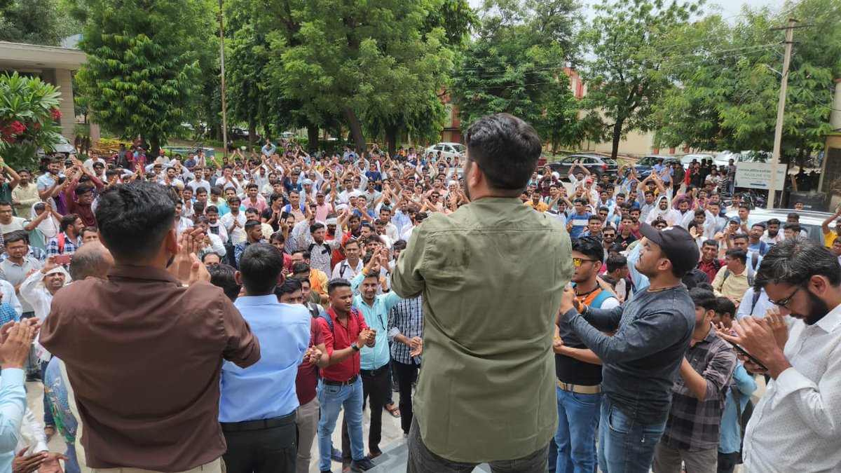 TheUpenYadav's tweet photo. आज कैबिनेट की मीटिंग प्रस्तावित है l
नई 1 लाख भर्तियों का विभाग वाइज वर्गीकरण करके भर्ती परीक्षाओं का कैलेंडर जारी करवाने तथा प्रक्रियाधीन 1 लाख भर्तियों की नियुक्तियां जल्द से जल्द करवाने के लिए लगातार हमारा संघर्ष जारी है l
और आज अध्यापक भर्ती 1-2 का परिणाम जल्द जारी करवाने
और 48000 चयनित अभ्यर्थियों को जल्द से जल्द नियुक्ति देने की मांग को लेकर आज कर्मचारी चयन बोर्ड का बड़ी संख्या में घेराव भी किया है l
उम्मीद है कि माननीय मुख्यमंत्री @ashokgehlot51 जी युवाओं की मांगों को पूरा करके युवाओं के साथ न्याय करेंगे l
@RajCMO