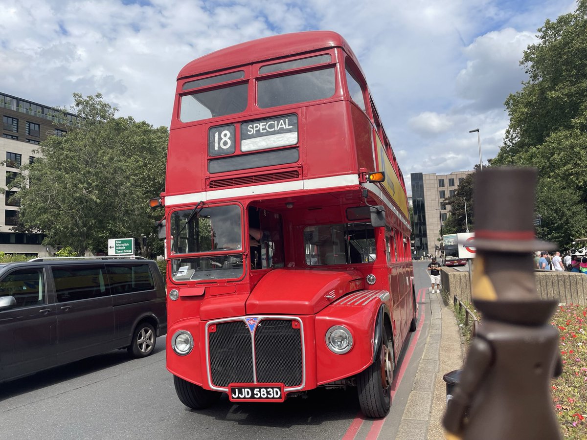 Con uno de los famosos autobuses londinenses de dos plantas 🚌🇬🇧

#layton #londres #viaje #viajar #vacaciones #reinounido #inglaterra #profesorlayton #autobus