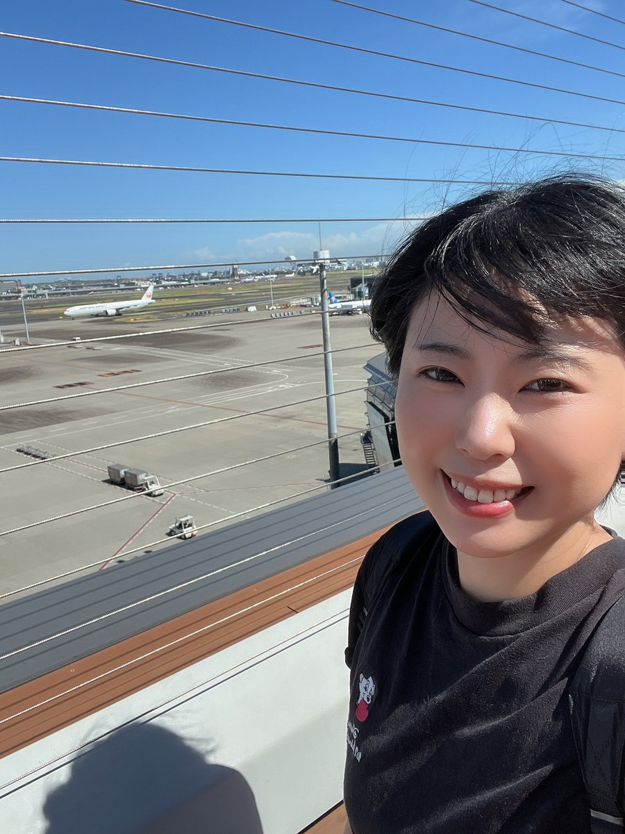 sumire_0501's tweet photo. ベトナムから来てた友だちを母と姉と甥っ子たちと空港にお見送りに行ってきた🛫
久しぶりの国際線テンション上がったーーーー！！！！
実家に泊まった時に友だちの子どもたちと甥っ子たちと花火したりスイカ割りしたの楽しかったなー☺️
次はいつ会えるかなぁ
早く行きたいなベトナム🇻🇳 https://t.co/Si1YMNegZE