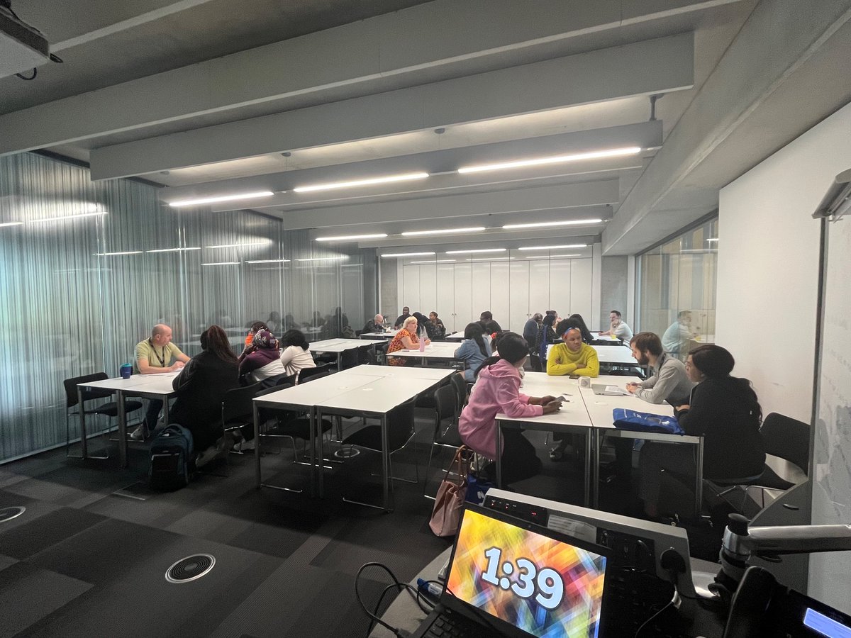 La_ce_Y's tweet photo. And start… second batch of our wonderful learners speed interviews. 5 minutes for questions. 5 minutes for feedback.
#speedinterviews #mmu #MScnurses @KatieHiggins_1 @MMUPBLTutors @MMUPreRegNurse1 @neilmmu @ClinicalPoet @CongraveAmy @WilliamMullaney https://t.co/O25aQ5GwGL