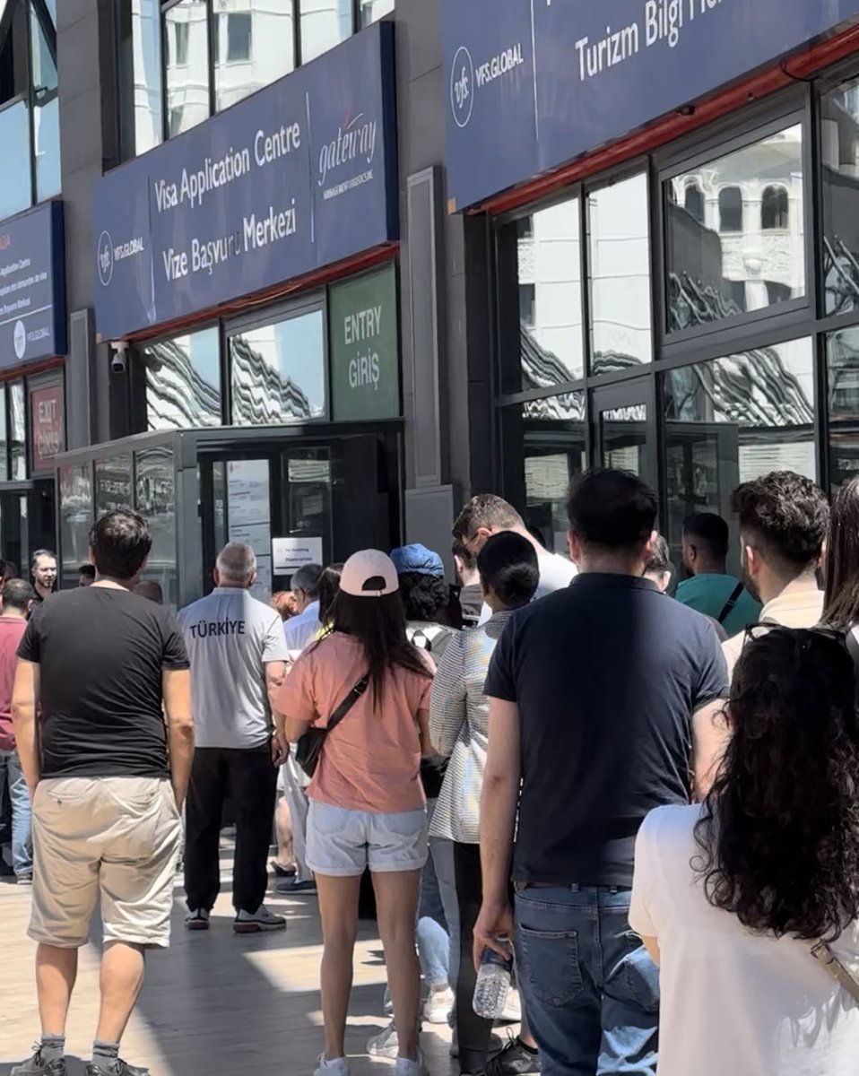 Durum o kadar kötü ki adam vize versinler diye Türkiye tişörtüyle gelmiş