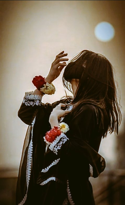 کون خریدے گا تیرے رخسار سے تیری آنکھ کا پانی 
وہ جو درد کا تاجر تھا محبت چھوڑ دی اس نے