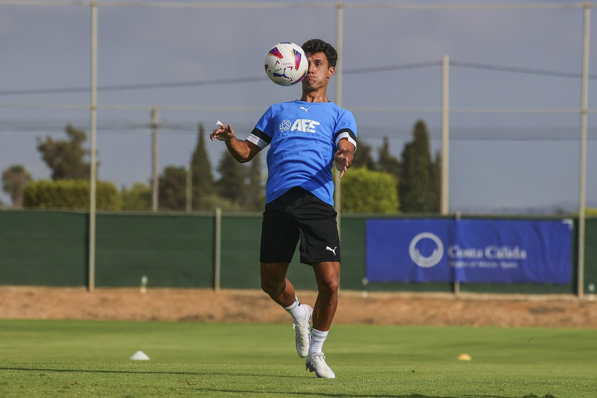 afefutbol's tweet photo. ✍️🏻⚽️ Javi Sandá, un mediocampista solvente para organizar el juego.

🔗https://t.co/0fE0RbirgK 

#SesionesAFE https://t.co/OZ9dqasIJg