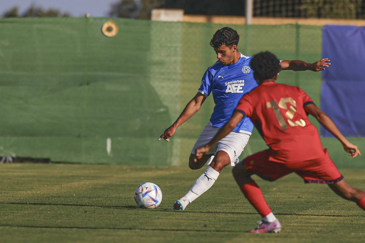 afefutbol's tweet photo. ✍️🏻⚽️ Javi Sandá, un mediocampista solvente para organizar el juego.

🔗https://t.co/0fE0RbirgK 

#SesionesAFE https://t.co/OZ9dqasIJg