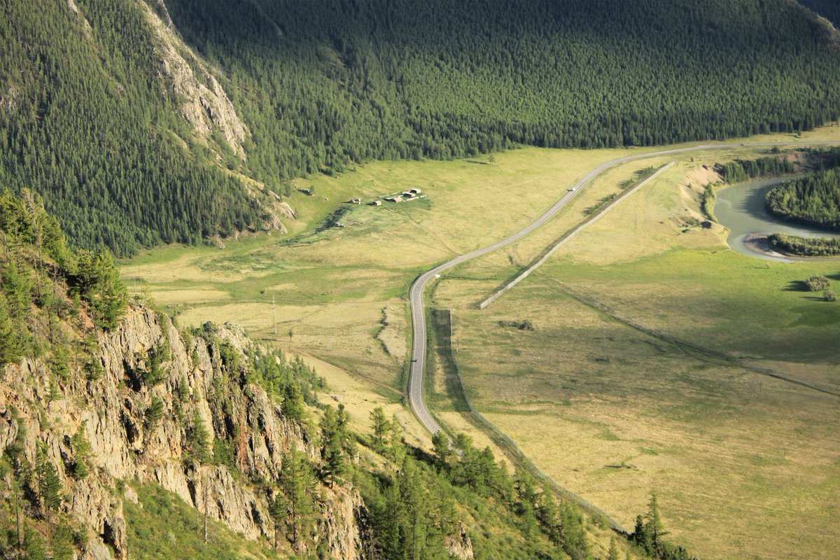 Дорога убегает лентой вдаль. Фото с высоты смотровой площадки на пути к Озеру Духов в Горном Алтае.

📷 Яна Никольская: rtraveler.ru/community/user…