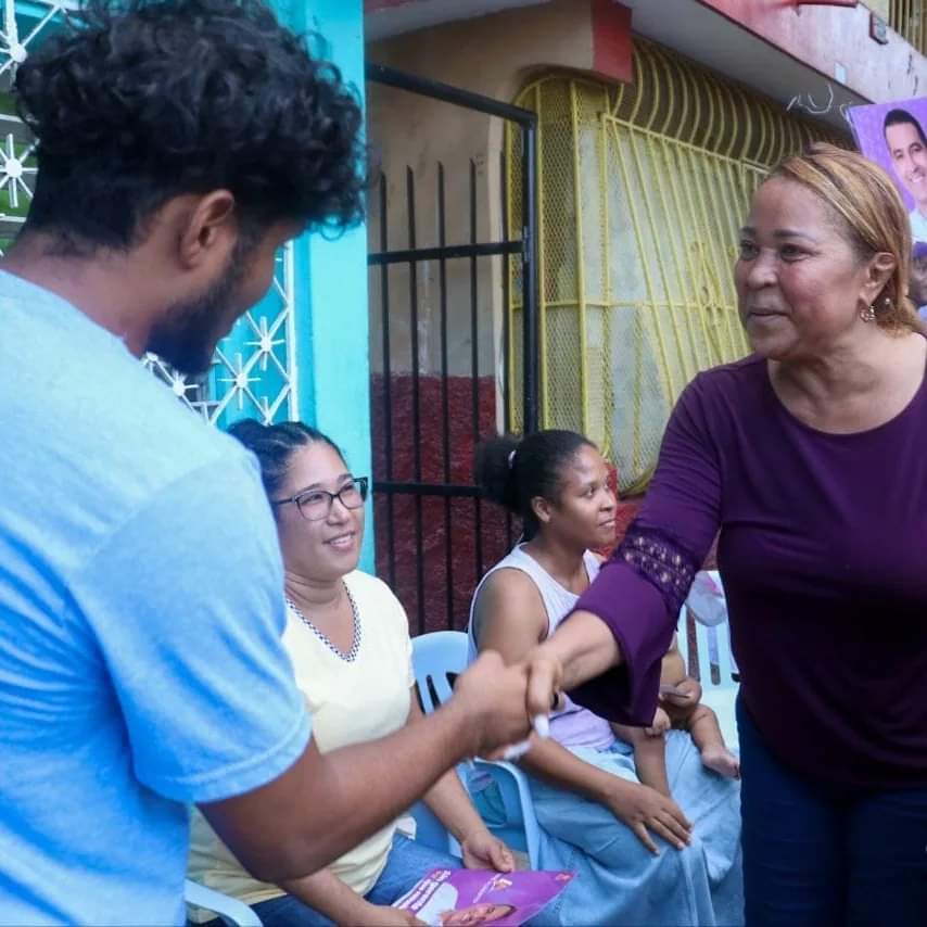 LineamoradoSDE's tweet photo. Recibimos en el sector de Katanga a nuestro próx. Alcalde @AlbertoTejeda_ donde la alegría de nuestra gente fue desbordante donde gritaban a una sola voz Luis Alberto Alcalde y @editadiputada Diputada!! 
EL PALÉ PARA GANAR...

#LuisAlbertoAlcalde2024
#EditaSandovalDiputada2024 https://t.co/ownxKKZMRV