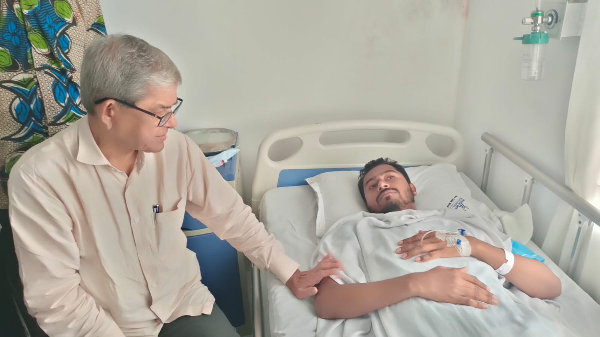 NurulHaqueNur2's tweet photo. গতকাল ঢাকা বিশ্ববিদ্যালয়ে সরকার দলীয় গুন্ডা বাহিনী ছাত্রলীগের হামলায় গুরুতর আহত গণঅধিকার পরিষদের সভাপতি ও ডাকসুর সাবেক ভিপি নুরুল হক নুরকে বিএনপি মহাসচিব দেখতে আসায় হাসপাতাল কর্তৃপক্ষ বাধ্যতামূলক ছুটি দিচ্ছে। 
এর চেয়ে অমানবিক,নিষ্ঠুর আচরণ আছে? https://t.co/M9m98DUVEN