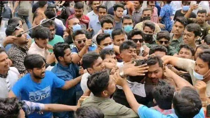 NurulHaqueNur2's tweet photo. গতকাল ঢাকা বিশ্ববিদ্যালয়ে সরকার দলীয় গুন্ডা বাহিনী ছাত্রলীগের হামলায় গুরুতর আহত গণঅধিকার পরিষদের সভাপতি ও ডাকসুর সাবেক ভিপি নুরুল হক নুরকে বিএনপি মহাসচিব দেখতে আসায় হাসপাতাল কর্তৃপক্ষ বাধ্যতামূলক ছুটি দিচ্ছে। 
এর চেয়ে অমানবিক,নিষ্ঠুর আচরণ আছে? https://t.co/M9m98DUVEN