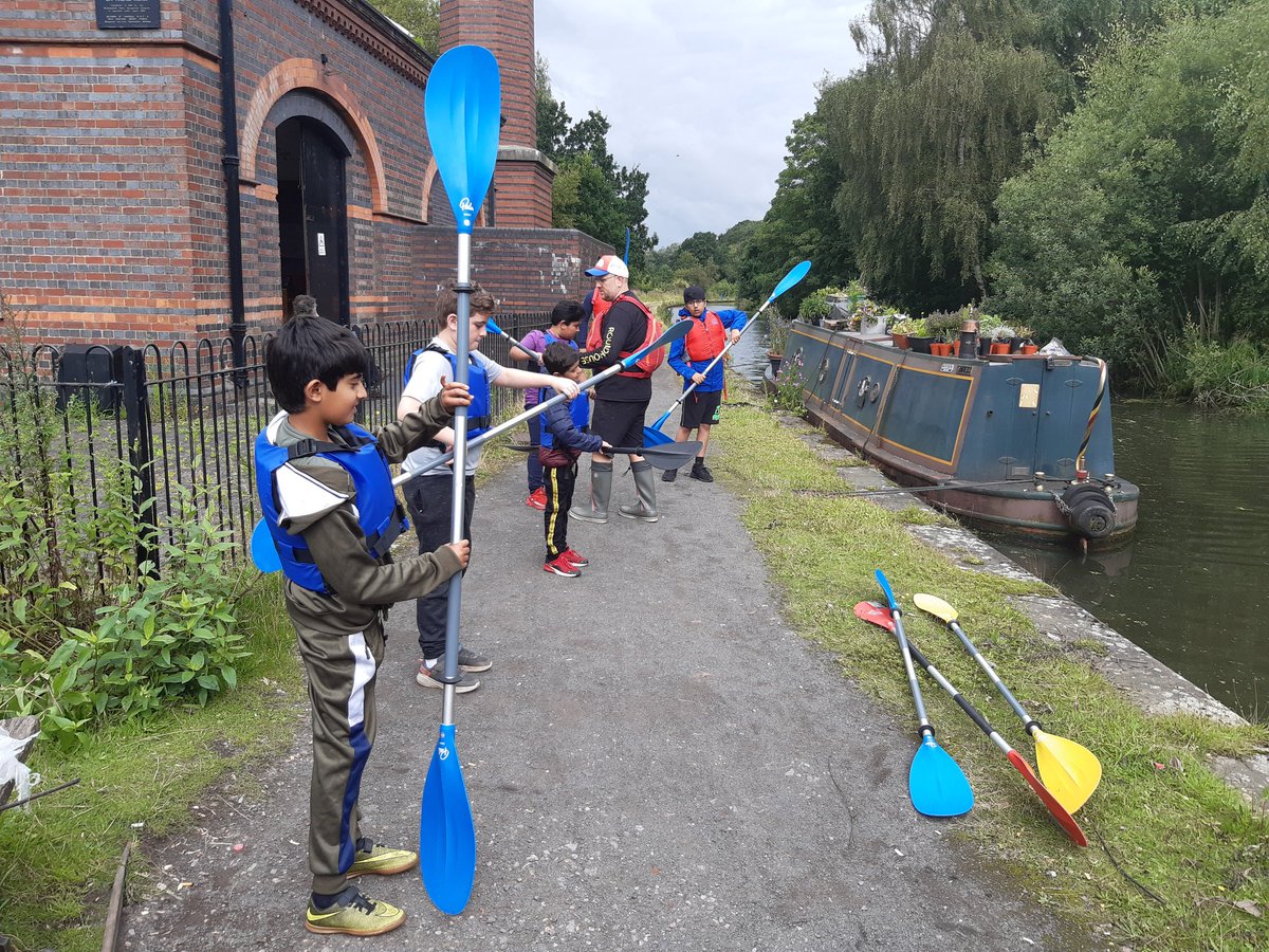 LutfurCRT's tweet photo. Our first Let's Paddle Kayaking session today in Galton Valley Canal Smethwick. #KeepCanalsAlive #communityrootsproject #makinglifebetterbywater Canal & River Trust Community Roots Walsall & Sandwell #letspaddle @AASaif @CRTWestMidlands https://t.co/MyT13U6edA