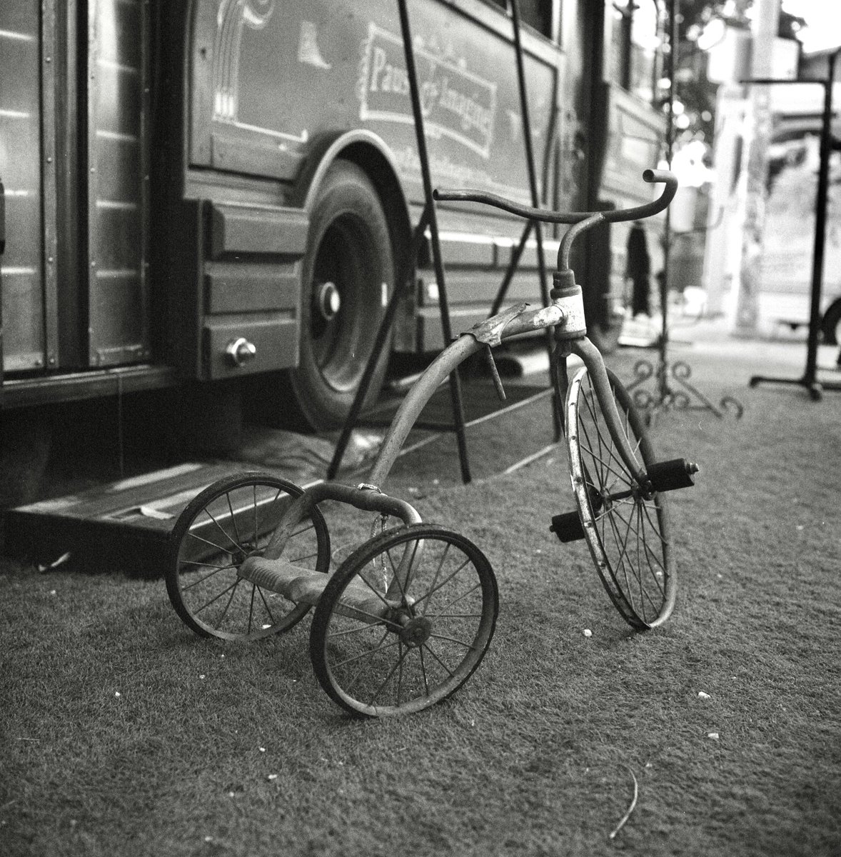 TriXFilm's tweet photo. Tiny Trike • Austin, Texas, USA

Rolleiflex 2.8 D • Kodak Tri-X 400 • 2023

#FilmPhotography #Kodak #TriX #Film #Camera #120film #MediumFormat #Rolleiflex #BWfilm #Photography #ATX #TX #Austin #Texas #Outdoors #Monochrome #Tiny #Trike #SoCo #SouthCongress #July21 #Year2023 https://t.co/ha9GepQSGn