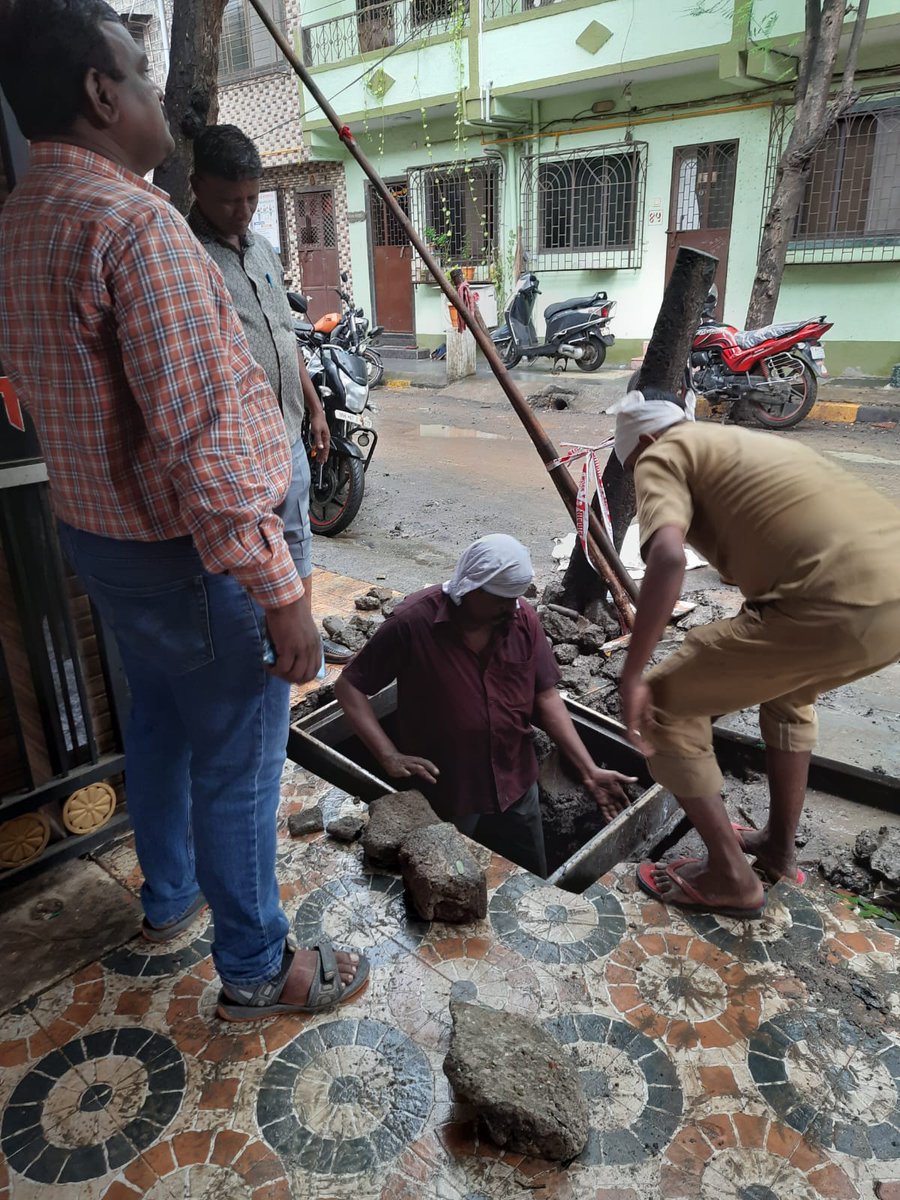nikhil_gudhekar's tweet photo. विभागातील 115 शीतल सहकारी गृहनिर्माण संस्थेच्या प्रवेशद्वारासमोरील नाल्याचे झाकण ( ढापा ) हे मोडकळीस आले होते.  कोणत्याही प्रकारचा अपघात होऊ नये म्हणून मी महानगरपालिकेच्या मदतीने त्या ठिकाणी नवीन झाकण बसवून घेतले. याबद्दल सोसायटी कमिटी आणि सभासदांनी माझे आभार मानले. https://t.co/dMDL6rgqop
