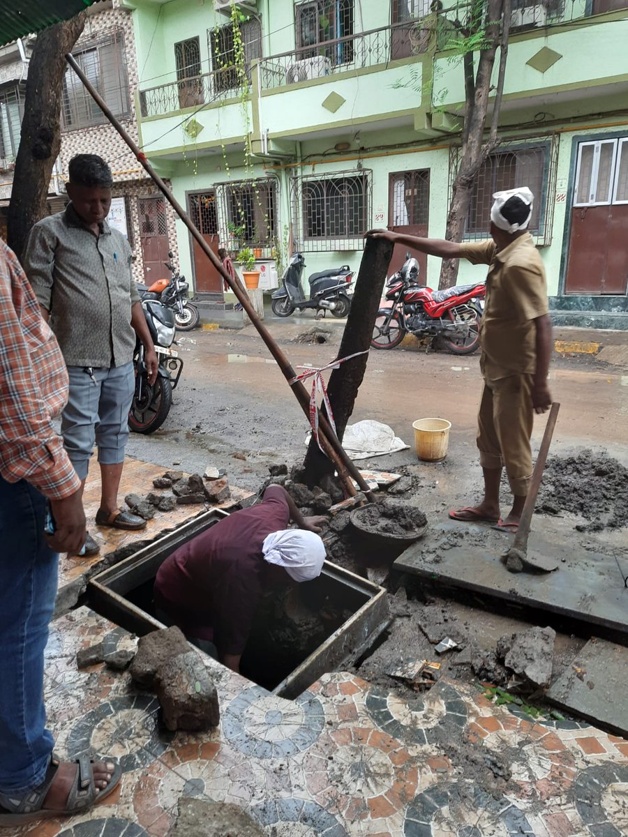 nikhil_gudhekar's tweet photo. विभागातील 115 शीतल सहकारी गृहनिर्माण संस्थेच्या प्रवेशद्वारासमोरील नाल्याचे झाकण ( ढापा ) हे मोडकळीस आले होते.  कोणत्याही प्रकारचा अपघात होऊ नये म्हणून मी महानगरपालिकेच्या मदतीने त्या ठिकाणी नवीन झाकण बसवून घेतले. याबद्दल सोसायटी कमिटी आणि सभासदांनी माझे आभार मानले. https://t.co/dMDL6rgqop