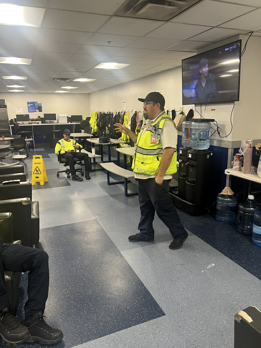 TOB supervisor <a href="/lccorrochano/">Luis Corrochano</a> reiterating to TOB runners the importance of customers and their bags traveling together to provide a product that keeps them all coming back #GoodLeadsTheWay <a href="/MikeHannaUAL/">Mike Hanna</a> <a href="/rodney20148/">Rodney</a> <a href="/JWASHINGTON_UA/">Jana Washington</a> <a href="/KevinSummerlin5/">Kevin Summerlin</a> <a href="/BsquaredUA/">Bradley Boyd</a>