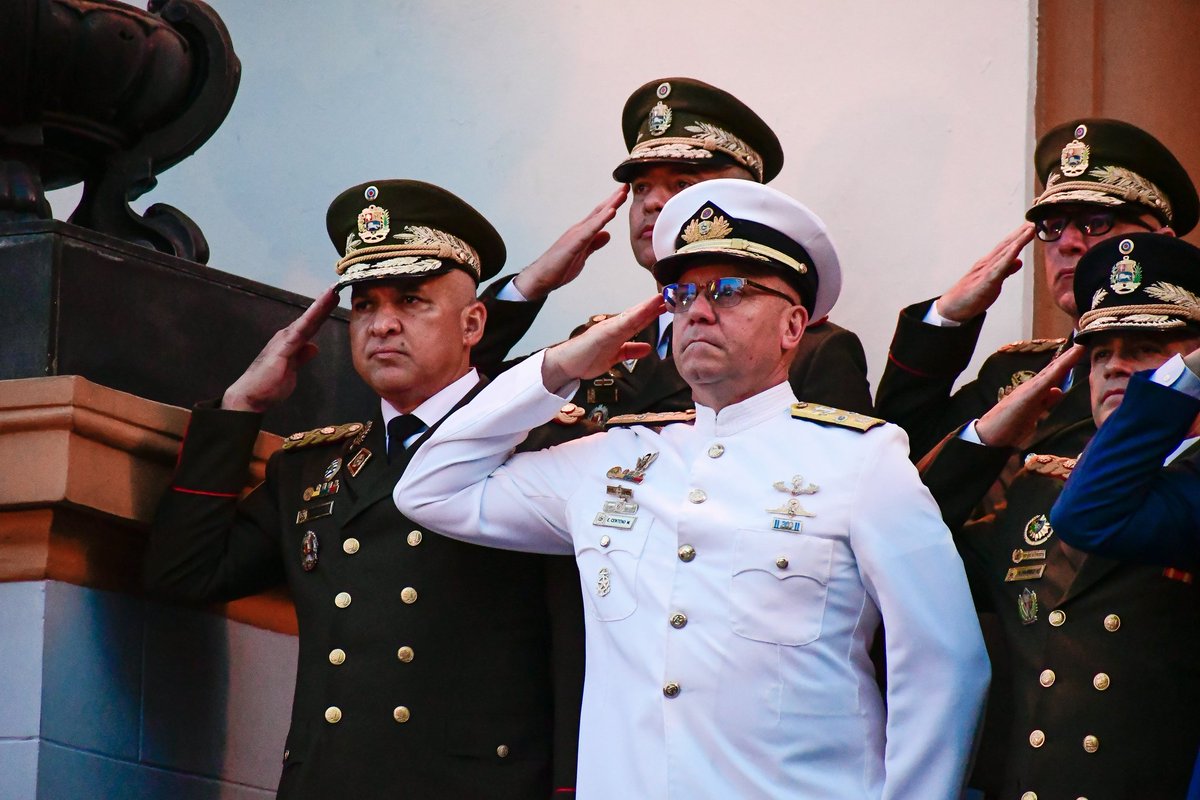 ¡Día de la Bandera Nacional! 

Con profundo orgullo enarbolamos el amarillo, azul, rojo y sus 8 estrellas. Heredamos el tricolor de la lucha independentista, seguimos victoriosos e invictos. Reafirmamos la lucha soberana del pueblo de Venezuela. 

<a href="/NicolasMaduro/">Nicolás Maduro</a> 
@MPPEDUCACION
