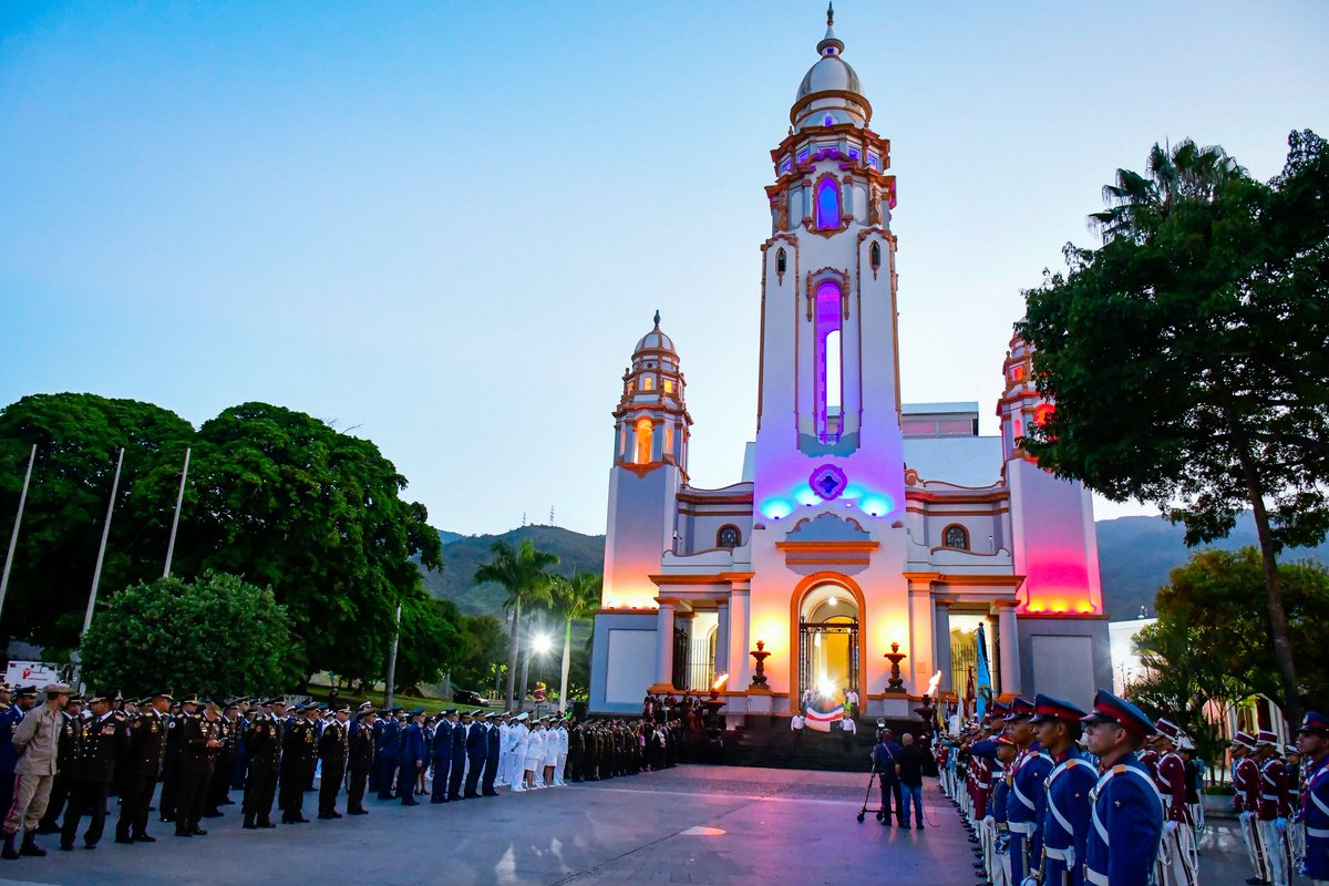 _LaAvanzadora's tweet photo. Asistimos al acto conmemorativo por el Día de la Bandera Nacional en el Panteón Nacional. Hace 217 años el Generalísimo Francisco de Miranda ordenó por primera vez la izada de la Bandera venezolana.

@NicolasMaduro 
@MPPEDUCACION https://t.co/IML3qomZal