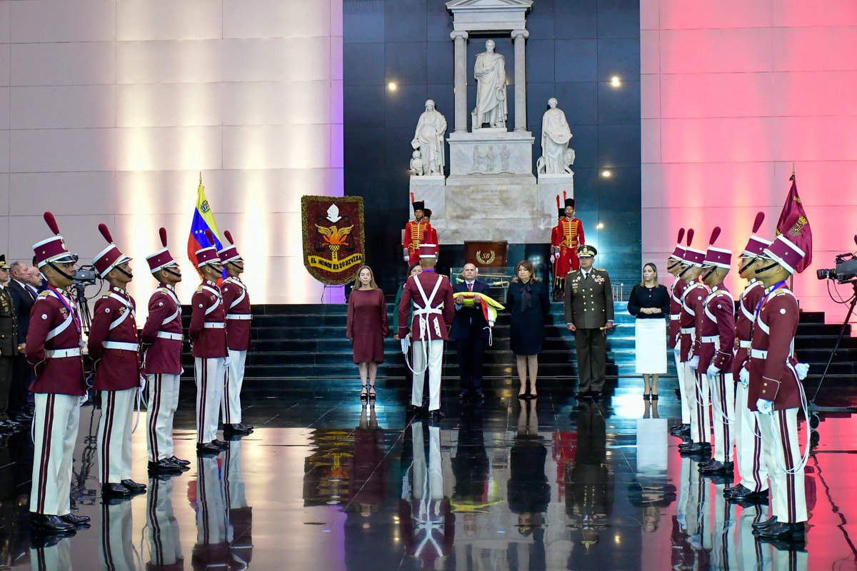 _LaAvanzadora's tweet photo. Asistimos al acto conmemorativo por el Día de la Bandera Nacional en el Panteón Nacional. Hace 217 años el Generalísimo Francisco de Miranda ordenó por primera vez la izada de la Bandera venezolana.

@NicolasMaduro 
@MPPEDUCACION https://t.co/IML3qomZal