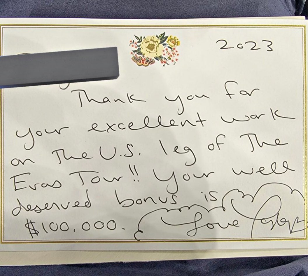 TSwiftNewsFR's tweet photo. 🏟 Taylor Swift a envoyé des cartes de remerciement écrites à la main à tous les camionneurs de la tournée :

« Merci pour votre excellent travail lors de l’étape états-unienne de The Eras Tour !! Votre bonus bien mérité est de 100.000$. 
Affectueusement, Taylor. » https://t.co/lzLg02koJG