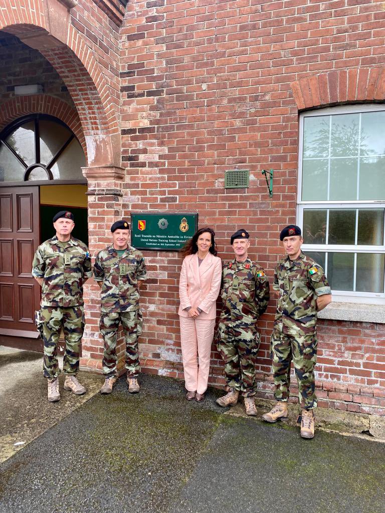 K2Vlierberge's tweet photo. 🙏 @goc_dftc for the warm welcome to Defence Forces Training Center in #curraghcamp.
Thrilled to learn all about the #UNTSI pre-deployment training of 🇮🇪 military to @UNIFIL_ & @UNDOF.
#DYK that since 1958 @defenceforces have served in @UNPeacekeeping all over 🌍?
🇧🇪🇺🇳🇮🇪 https://t.co/OG2OTBR9D4