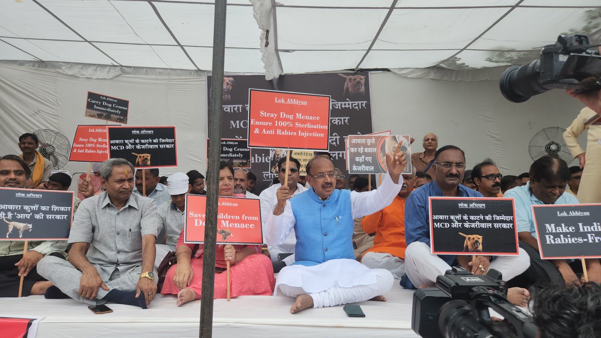 VijayGoelBJP's tweet photo. कुत्तों के काटने के बढ़ते मामले के खिलाफ आज केजरीवाल की दिल्ली और MCD सरकार के खिलाफ सिविक सेंटर MCD मुख्यालय पर RWA's और NGO's के साथ धरना दिया।
धरने में विधायक मोहन बिष्ट, पूर्व महापौर इक़बाल सिंह, @JPBhaiBJP और सैकड़ो लोग सम्मिलत हुए। #DogBitesSolution https://t.co/xMyTqIgBzz