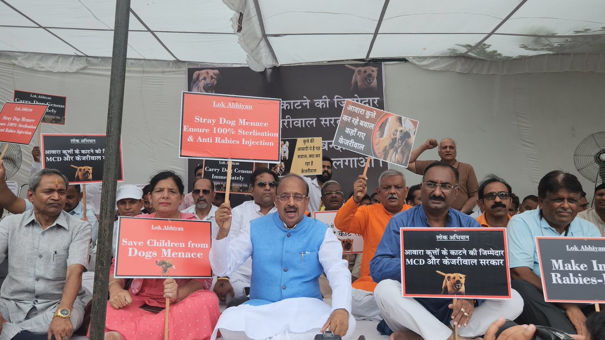 VijayGoelBJP's tweet photo. कुत्तों के काटने के बढ़ते मामले के खिलाफ आज केजरीवाल की दिल्ली और MCD सरकार के खिलाफ सिविक सेंटर MCD मुख्यालय पर RWA's और NGO's के साथ धरना दिया।
धरने में विधायक मोहन बिष्ट, पूर्व महापौर इक़बाल सिंह, @JPBhaiBJP और सैकड़ो लोग सम्मिलत हुए। #DogBitesSolution https://t.co/xMyTqIgBzz