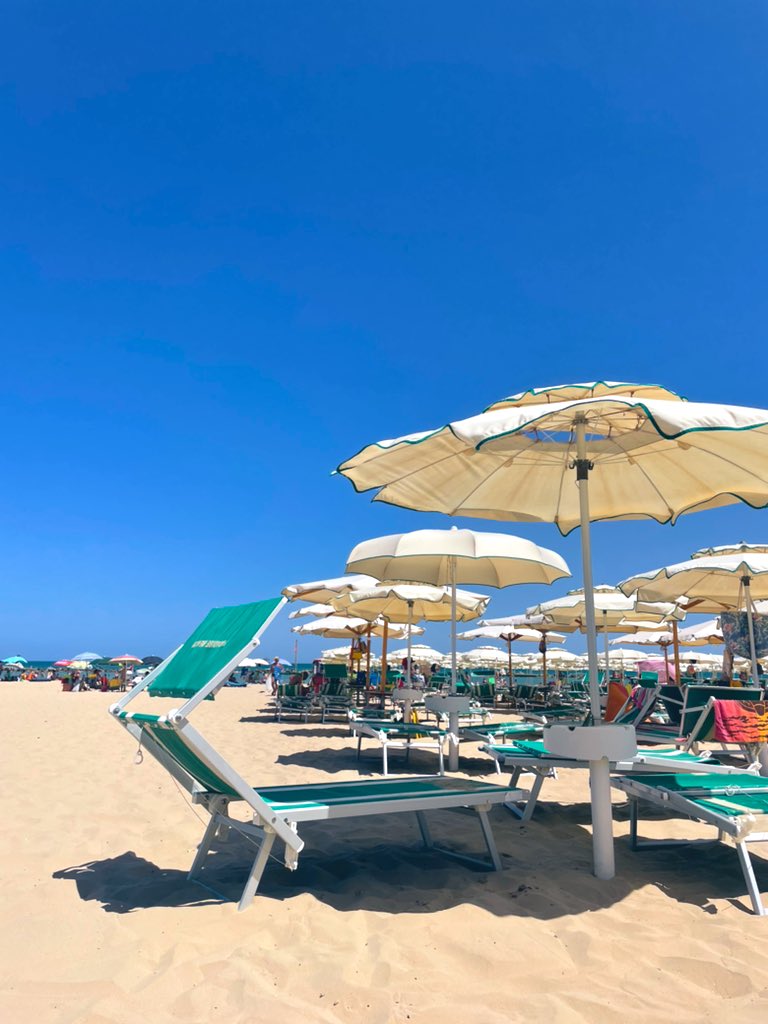 imheretowatch1's tweet photo. Is there anything more perfect that an Italian beach bed? #lettino https://t.co/GUhJnjgnKN