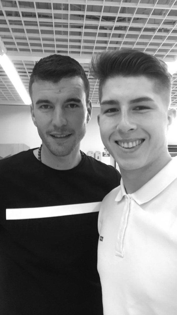 RandomLigue1's tweet image. Je suis allez à conforama et j’ai croisé Ivan Lendric de Lens je lui ai dis « qu’est-ce que tu fais la ?  » Conforama était le sponsor de la L1 et on était en L2. Il a rigolé 

Histoire de @Jordaniraw2 

📩 Si toi aussi ta une histoire viens en DM !