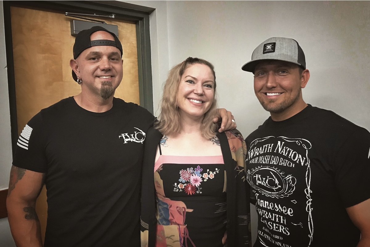 THROWBACK THURSDAY
Hangin with <a href="/amyallantdf/">Amy Allan</a> at The Michigan Paracon back in August, 2018.

#WraithChasers
#TBT