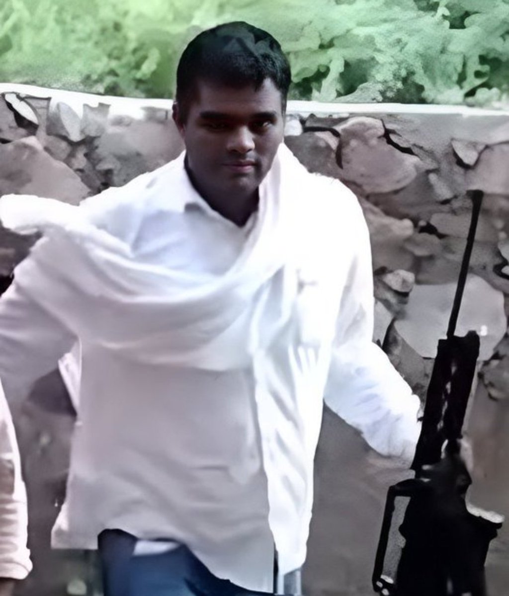 Ramraajya's tweet photo. ऐसे हथियार तो पुलिस के पास भी नहीं होते होंगे। इस आदमी की पहचान कर इसपर UAPA लगाना चाहिए। साथ ही इसके आतंकवादी कनेक्शन की जाँच भी हो। https://t.co/h7kHakOThL