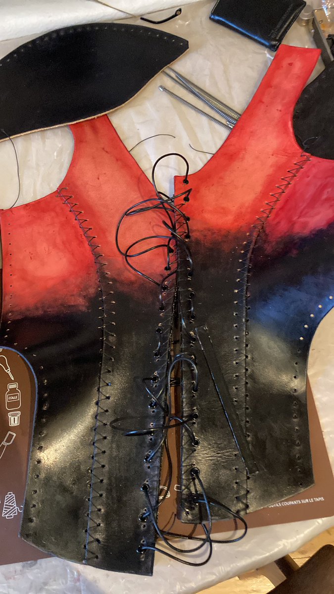 Lanalux6's tweet photo. Coutures renforcées 🧵 cadre pour rentrer une taille fine. Le travail est fastidieux, demande de l'habileté et il faut avoir des bras 💪 et doits forts, mais grâce à la #dominance, mes bras sont entraînés. Après tout, la #maîtresse fait de tels exercices avec ses #soumis :) https://t.co/vvqfpmdZz7