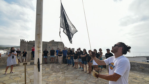 A050817's tweet photo. El próximo 5 de agosto se cumplen 6 años del @Accidente del @Transformador 29272 de @Endesa.

Para recordar a las victimas, izaremos la bandera de la Asociación en el castillo de Guzmán el Bueno de Tarifa
(a las 10.00 Horas).

@porlos8detarifa https://t.co/O5pLi7KWwp