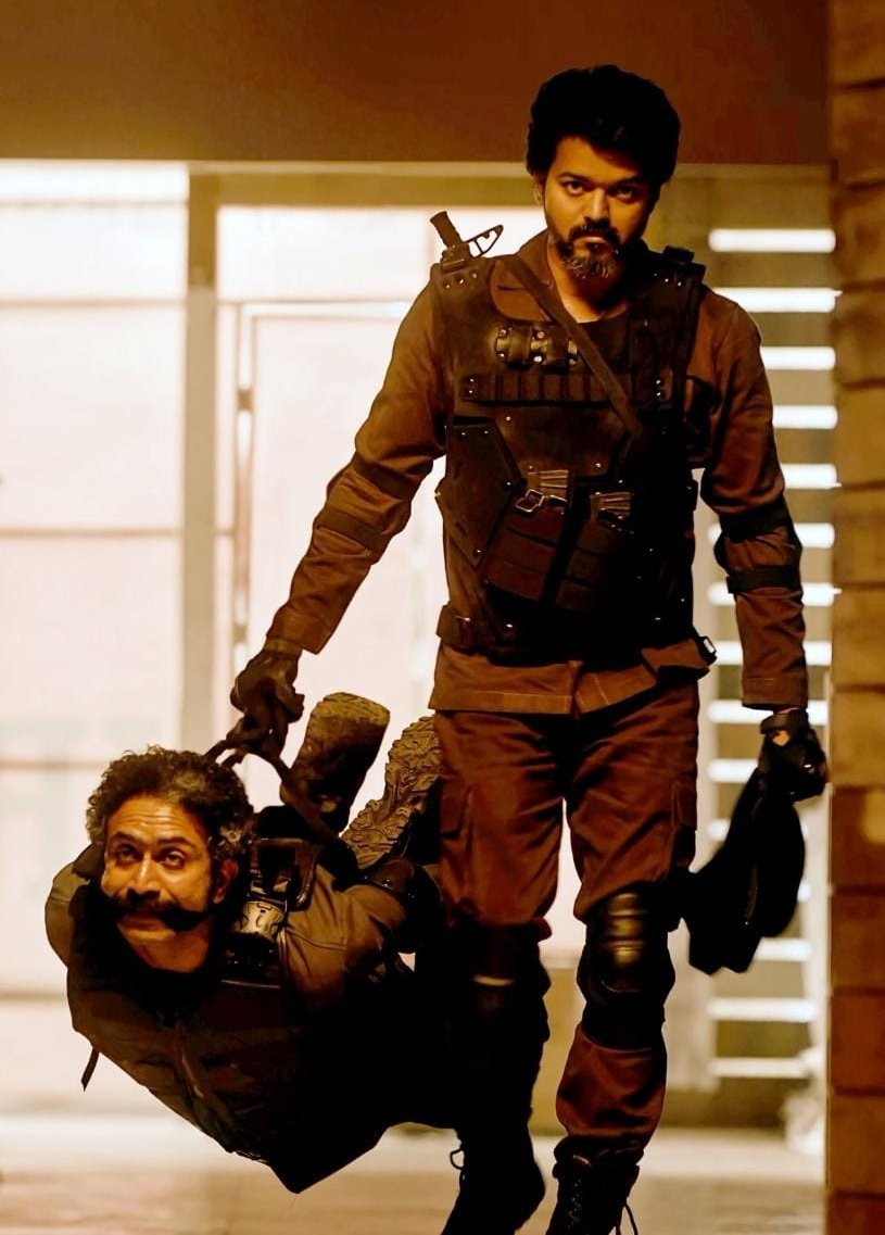 BLSTG's tweet image. When #Rajni was on PEAK, he worked mostly with TOP directors #KSR, #Vasu, #MR, #Shankar and TOP MDs like #Ilayaraja and #ARR

When #Vijay is on peak, he gave CHANCE to 1 film old #Atlee - #Lokesh, 2 films old #Nelson, average directors #Barathan, #Vamshi and various MDs