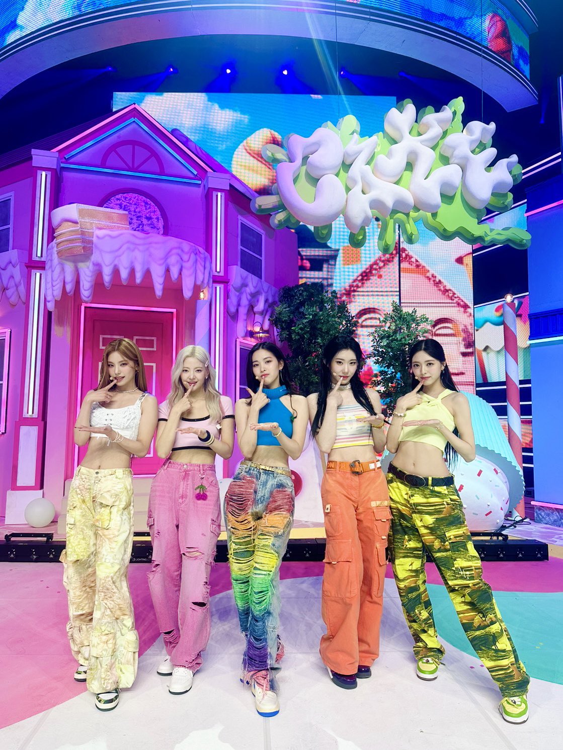 F2mdQ9HaYAAFe6P?format=jpg&name=large