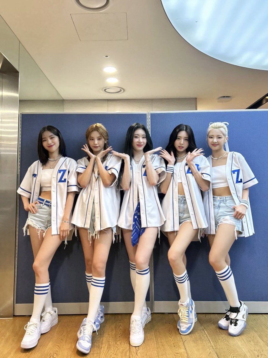 ITZYofficial's tweet photo. [ #엠카운트다운 ]
If we're together as ITZY family,
this hot summer is all fine, it's easy peasy~🎵

🍰 M/V https://t.co/4Zmg5PHi1E
🎧 CAKE https://t.co/tXSJOPVu6x
🥊 ALBUM https://t.co/osraZbOaDb

#ITZY #MIDZY @ITZYofficial
#ITZY_KILLMYDOUBT
#ITZY_CAKE #ITZY_NOMB
#ITZY_NoneofMyBusiness