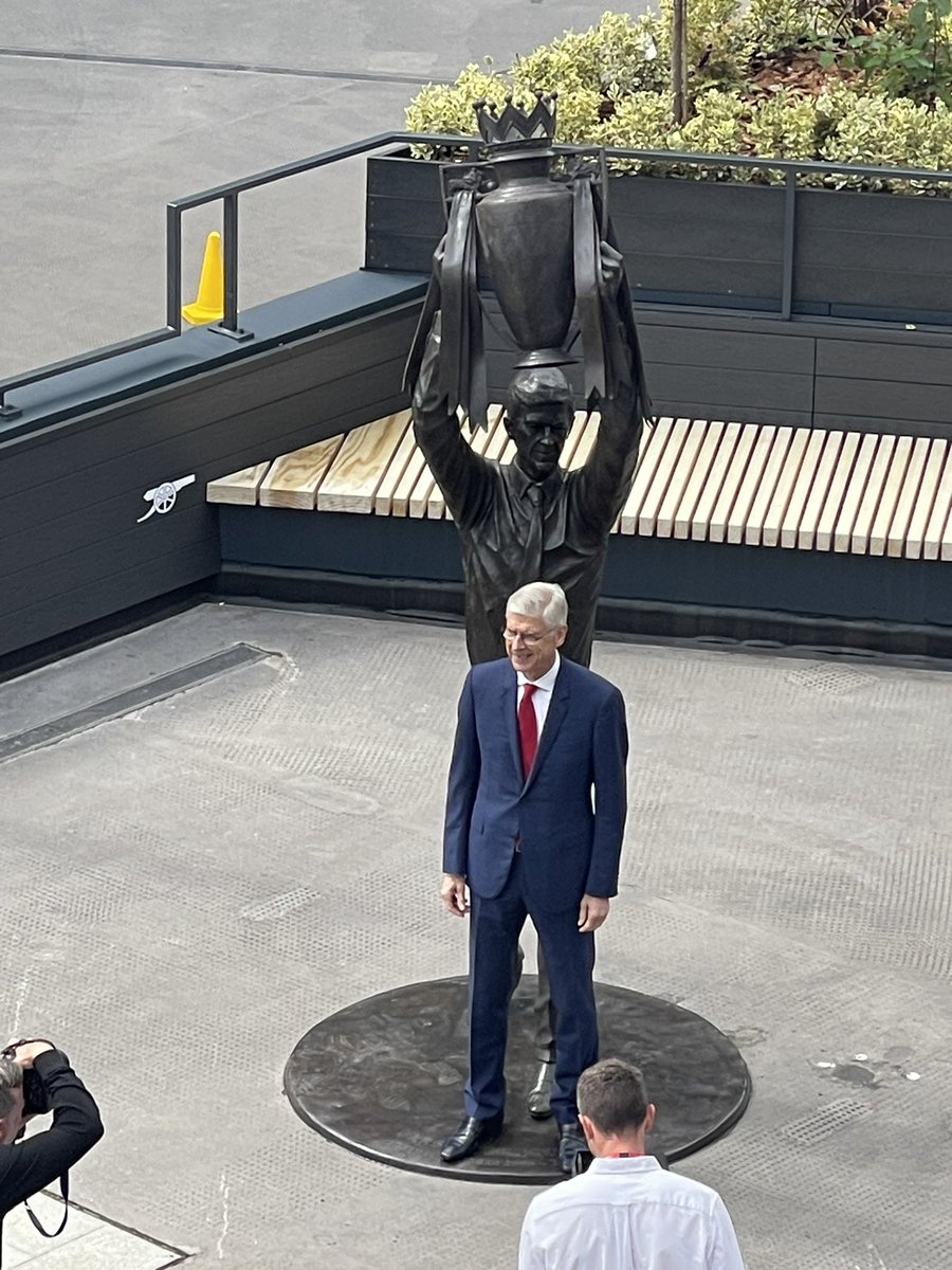 Arsene Wenger poses next to his statue  🇫🇷🏆

📸 <a href="/Ashley_McKay/">Ashley McKay</a>