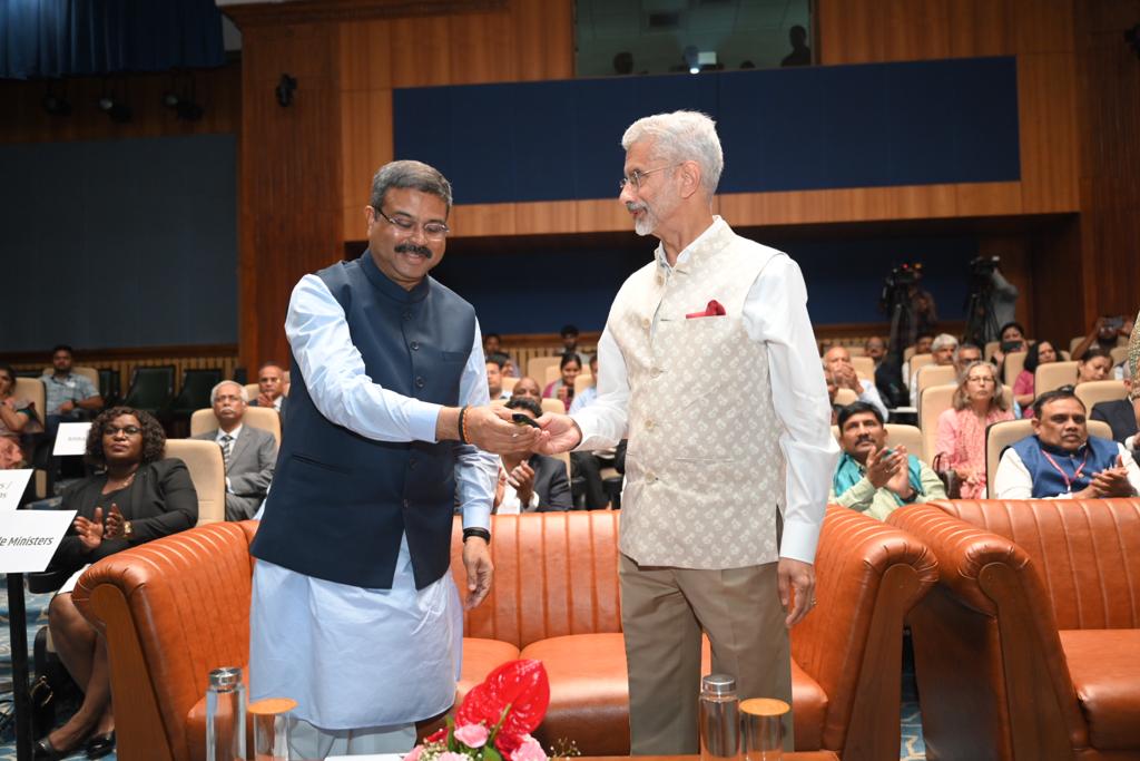 EduMinOfIndia's tweet photo. Hon’ble Minister for Education Shri @dpradhanbjp jointly with Hon’ble Union Minister for External Affairs @DrSJaishankar launched the ‘Study In India’ portal of the Ministry of Education. https://t.co/OVYfhGhRc3