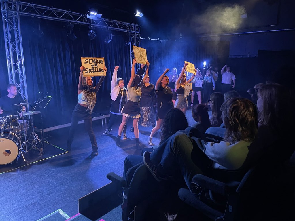 Year 2 Musical Theatre Showcase. 🎵🎭

#londoncollegeofperformingarts #londoncollegepa #london #college