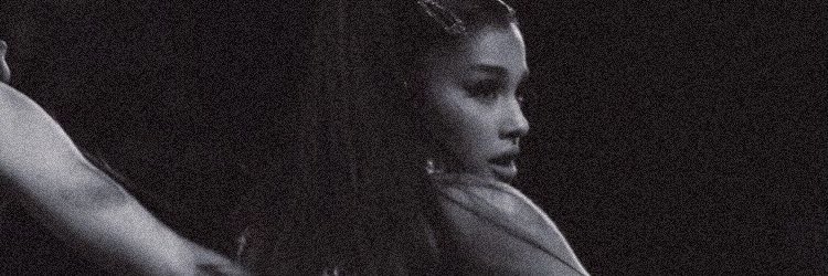 arianasoftIy's tweet photo. sweetener tour 🤍 https://t.co/c5O4RMpl6N