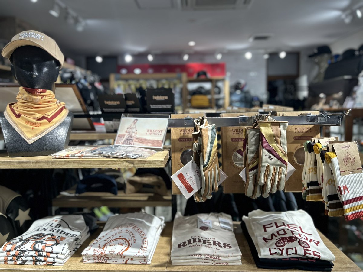 Motori_ginza's tweet photo. お待たせしました！
WILDUST(ワイルダスト)が銀座店に入荷✨

ジャケットはレザーとシャツタイプが入荷しており、グローブ、スカーフなどの小物類もおしゃれなカラーリングでおすすめです◎ 是非店頭でご覧下さい！

新しいブランドはやっぱり新鮮でワクワクしますね😎♬

#WILDUST #motorimodaginza https://t.co/6h4vLJXZkr