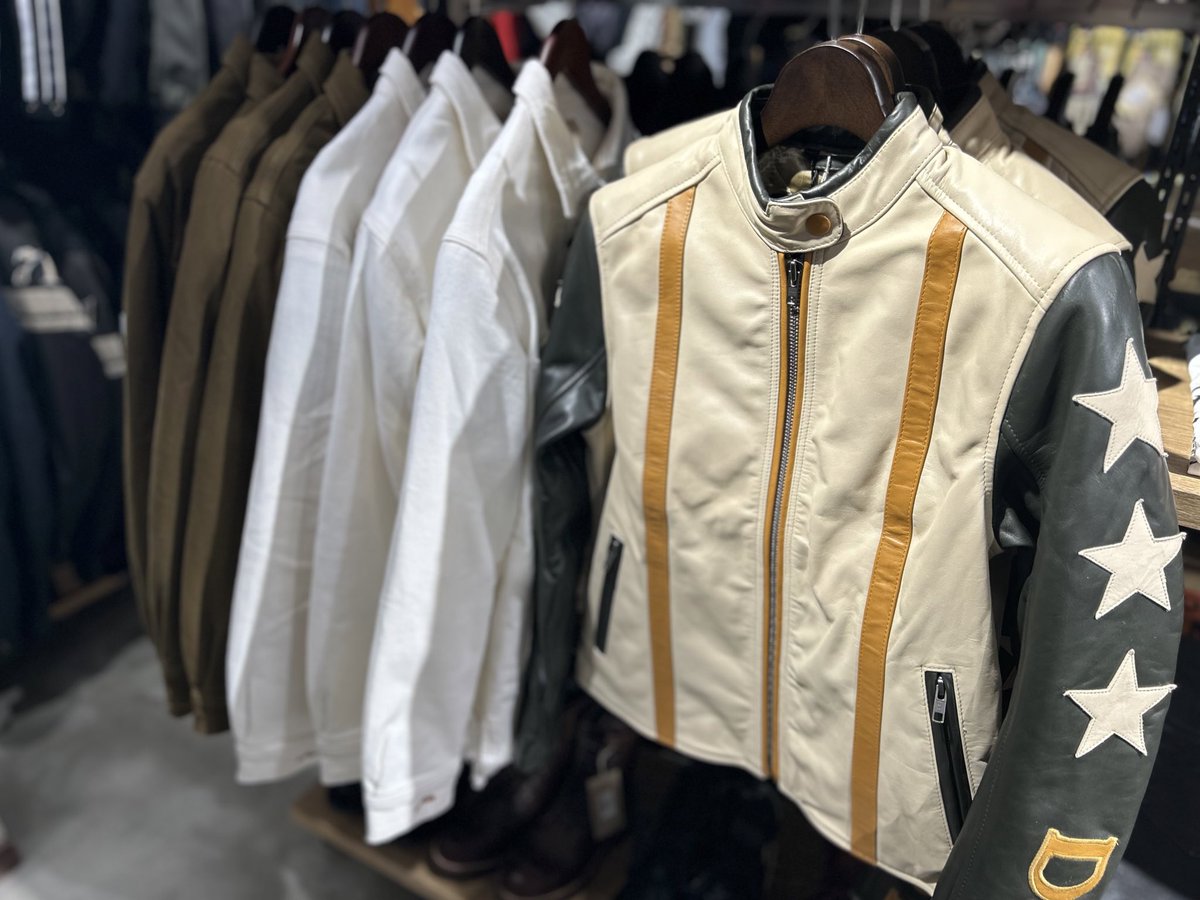 Motori_ginza's tweet photo. お待たせしました！
WILDUST(ワイルダスト)が銀座店に入荷✨

ジャケットはレザーとシャツタイプが入荷しており、グローブ、スカーフなどの小物類もおしゃれなカラーリングでおすすめです◎ 是非店頭でご覧下さい！

新しいブランドはやっぱり新鮮でワクワクしますね😎♬

#WILDUST #motorimodaginza https://t.co/6h4vLJXZkr