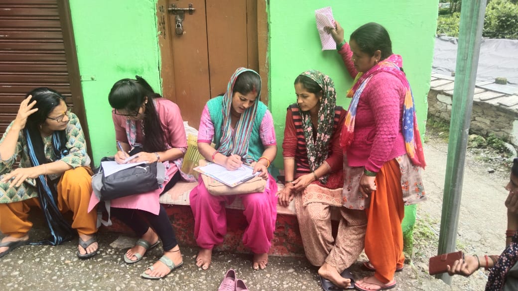 REAPChamoli's tweet photo. आज दिनांक 03/08/2023 को #मंडल घाटी स्वायत्त सहकारिता #बैरांगना , CLF स्टाफ बिजनेस प्रमोटर व ग्रुप मोबिलाइजर द्वारा ग्राम सिरोली में #ultra_poor लाभार्थियों की सर्वे कर सत्यापन किया गया।
@nitikakh22
@ganeshjoshibjp
@cdo_chamoli
@MoRD_GoI
@REAPUttarakhand https://t.co/j91kz0Iziw