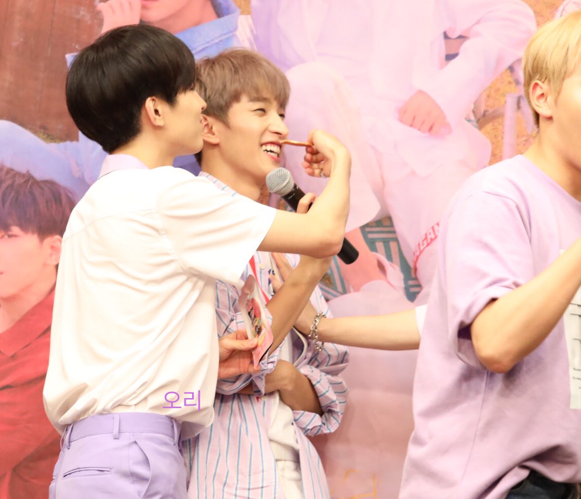 Time_to_wwdk's tweet photo. 180803 당산 팬싸
#원겸 #wonkyeom #ウォヌソク https://t.co/yNmh4BM7bC