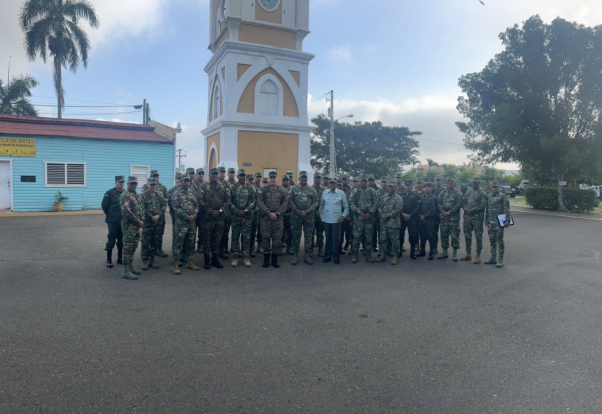 GuzmanRolando's tweet photo. conocimientos adquiridos a las nuevas promociones. 

Gratificante ver algunos de mis instructores y hermanos de armas,  que hoy cursan esta magnífica experiencia que sella el requisito académico en sus carreras militares. 

A todos les deseo éxito en lo que el futuro les depare. https://t.co/I8CMEFFr2d