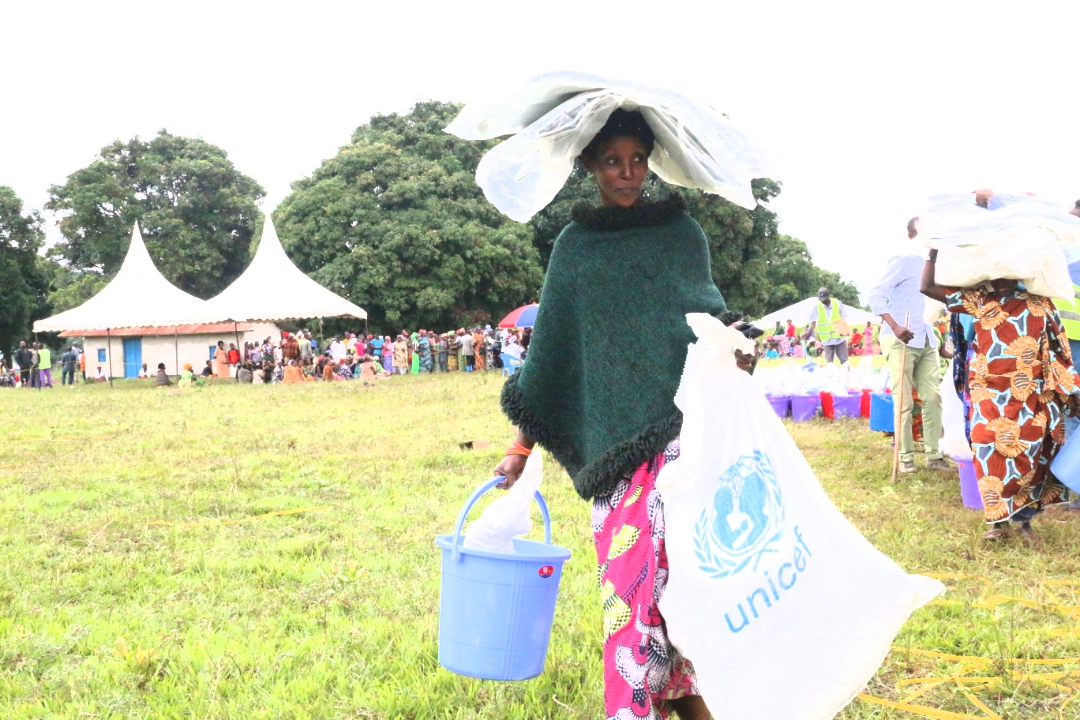 UNICEFDRC's tweet photo. Ituri: l’UNICEF a distribué des articles d’urgence à plus de 2.200 familles déplacées de Sota qui ont fui les affrontements de Mwanga grâce à l’appui de @Sida, @UNCERF, @GermanyDiplo, @USAIDSavesLives et @MofaJapan_en. https://t.co/f4D6lLMRL3