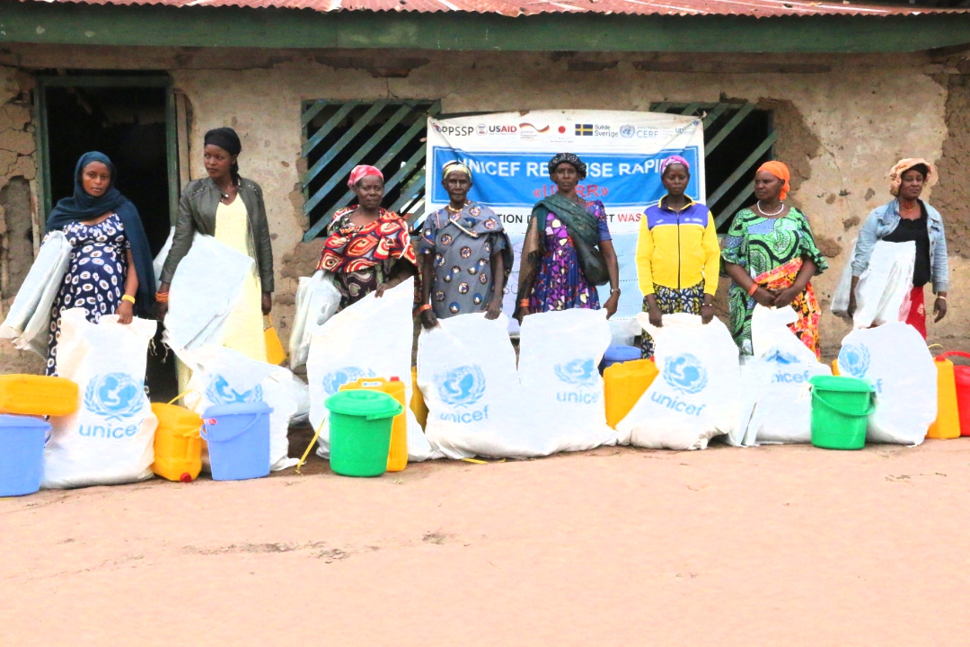 UNICEFDRC's tweet photo. Ituri: l’UNICEF a distribué des articles d’urgence à plus de 2.200 familles déplacées de Sota qui ont fui les affrontements de Mwanga grâce à l’appui de @Sida, @UNCERF, @GermanyDiplo, @USAIDSavesLives et @MofaJapan_en. https://t.co/f4D6lLMRL3