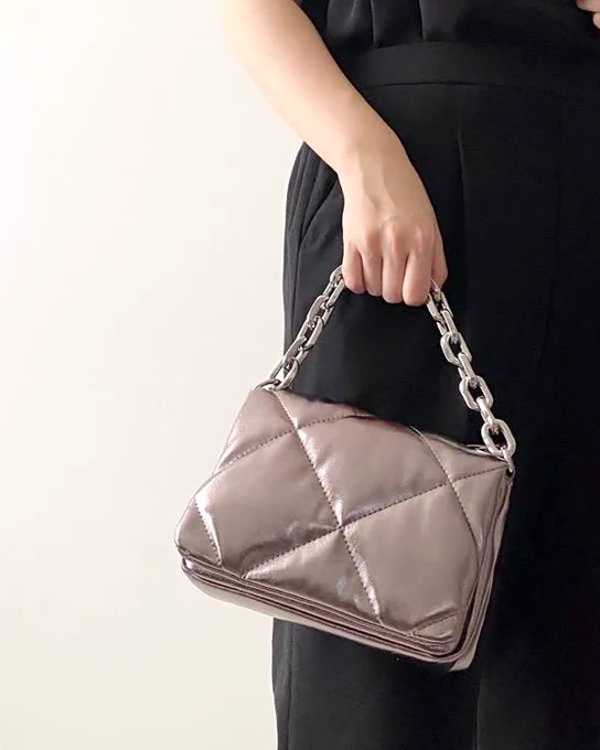 【GU】え、価格バグってない?2490円の「ZARAみたいなバッグ」高級感たっぷりでオシャレすぎ!   GUの「ミニショルダーバッグ」がオシャレすぎる!トレンドのキルティング素材のデザインが、たまらない。チェーンがアクセントになっていて、プチプラとは思えないよ…。