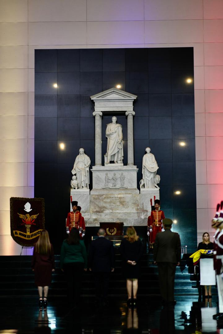 MijpVzla's tweet photo. #3AGO || Con motivo de la celebración del Día de la Bandera Nacional, el Vicepdte. Sectorial @ceballosichaso1 en compañía de autoridades del Estado venezolano, izaron el Tricolor patrio para enaltecer el legado de los padres libertadores. https://t.co/yW8LCUPylZ