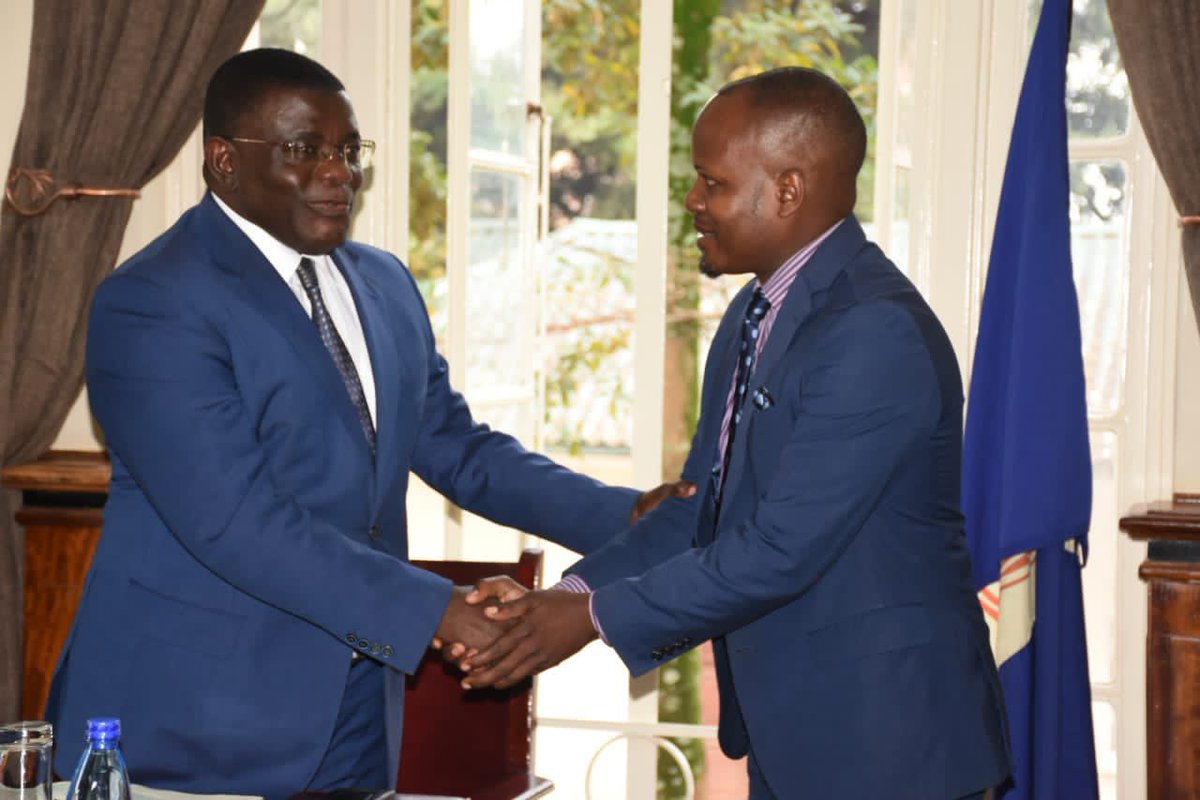 cpmayiga's tweet photo. Kkabineeti empya etudde enkya ya leero, ng’ekubiriziddwa Omumyuka Asooka owa Katikkiro, Oweek. Prof. Twaha Kigongo Kaawaase. Baminisita balambikiddwa ku ngeri gye bagenda okutambuzaamu emirimu, n’oluvannyuma buli omu n’aweebwa ebbaluwa emulonda ku buvunaanyizibwa obwamuweereddwa. https://t.co/F4hwKfcnJ2