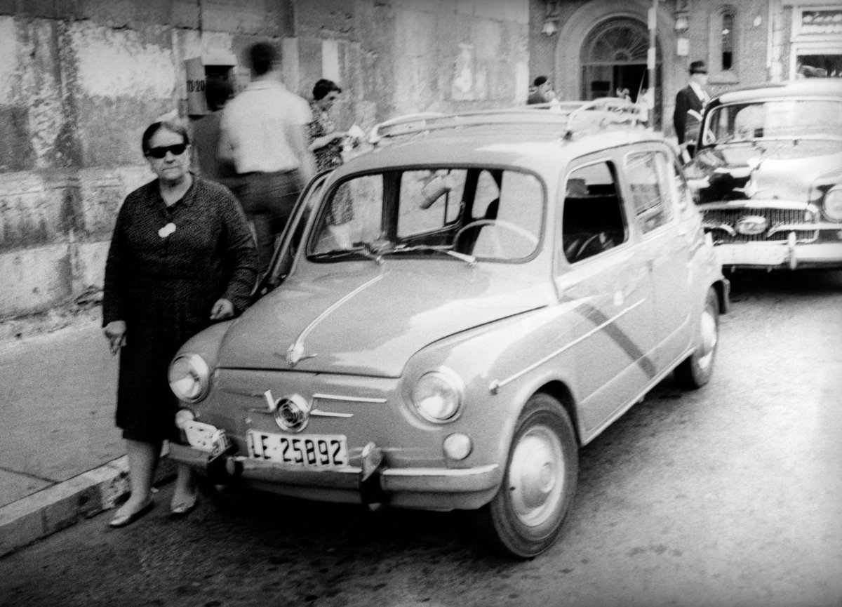 EFELafototeca's tweet photo. Hace 50 años salía de la factoría de SEAT de la Zona Franca de Barcelona el último modelo 600. #EFEfototeca https://t.co/mm6UkLQgvD